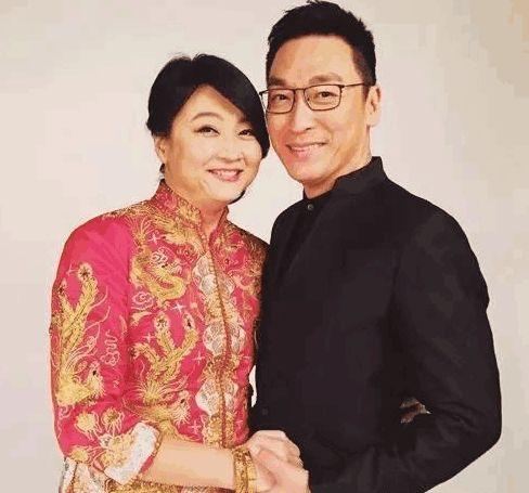 她曾是新加坡当红花旦,巅峰时却因病退圈,身材走样丈夫不曾离弃