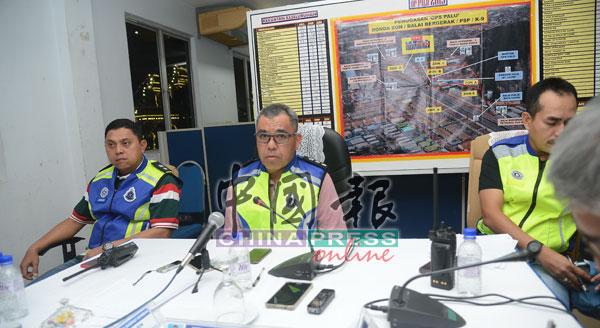 山苏马洛夫(中间者)和副警区主任阿赛德和刑事调查组主任再努丁事后亲临现场召开记者会。