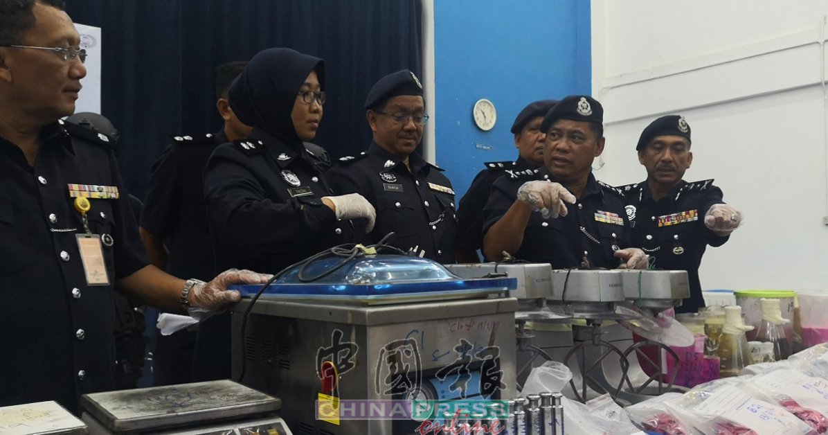 祖基菲里(右2)展示所起获的毒品。