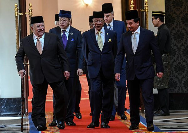 拉惹端姑赛西拉祖丁（左起）、苏丹沙拉弗丁、苏丹端姑沙烈胡丁、苏丹纳兹林沙和苏丹米占步入议会厅。