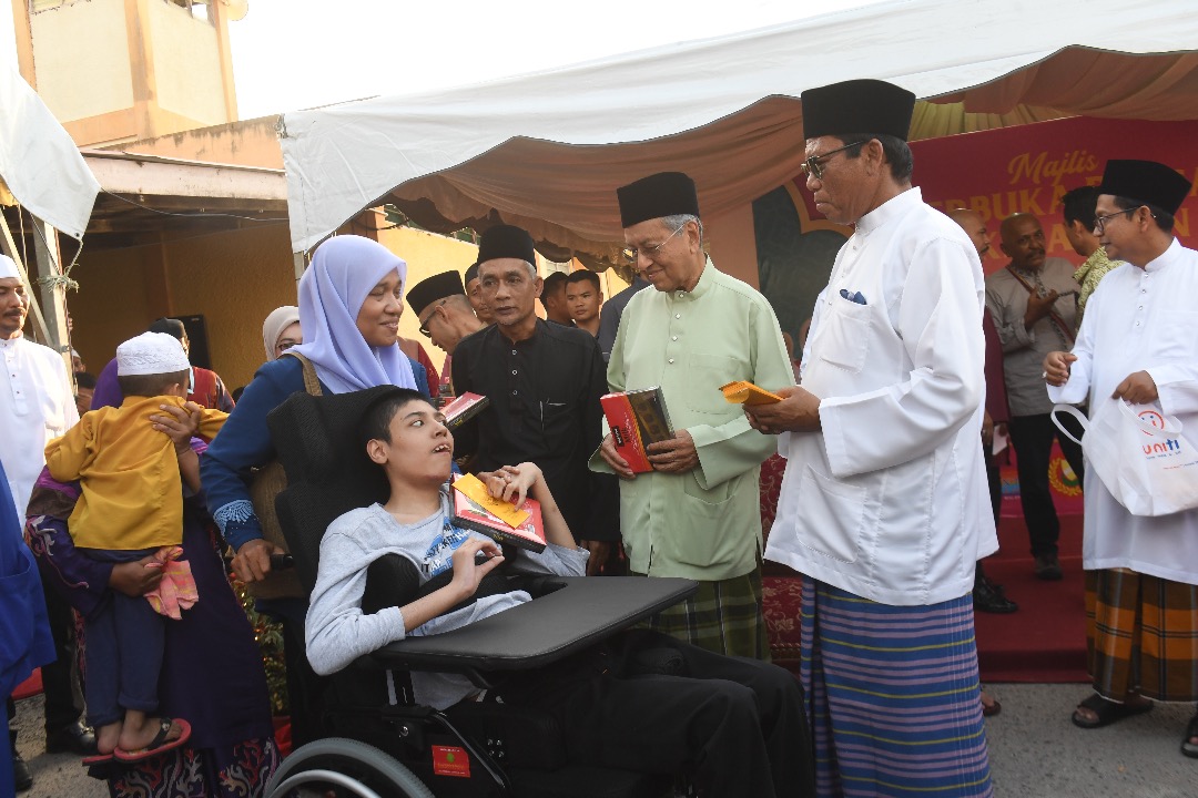 马哈迪（右2）颁发纪念品给残障人士。