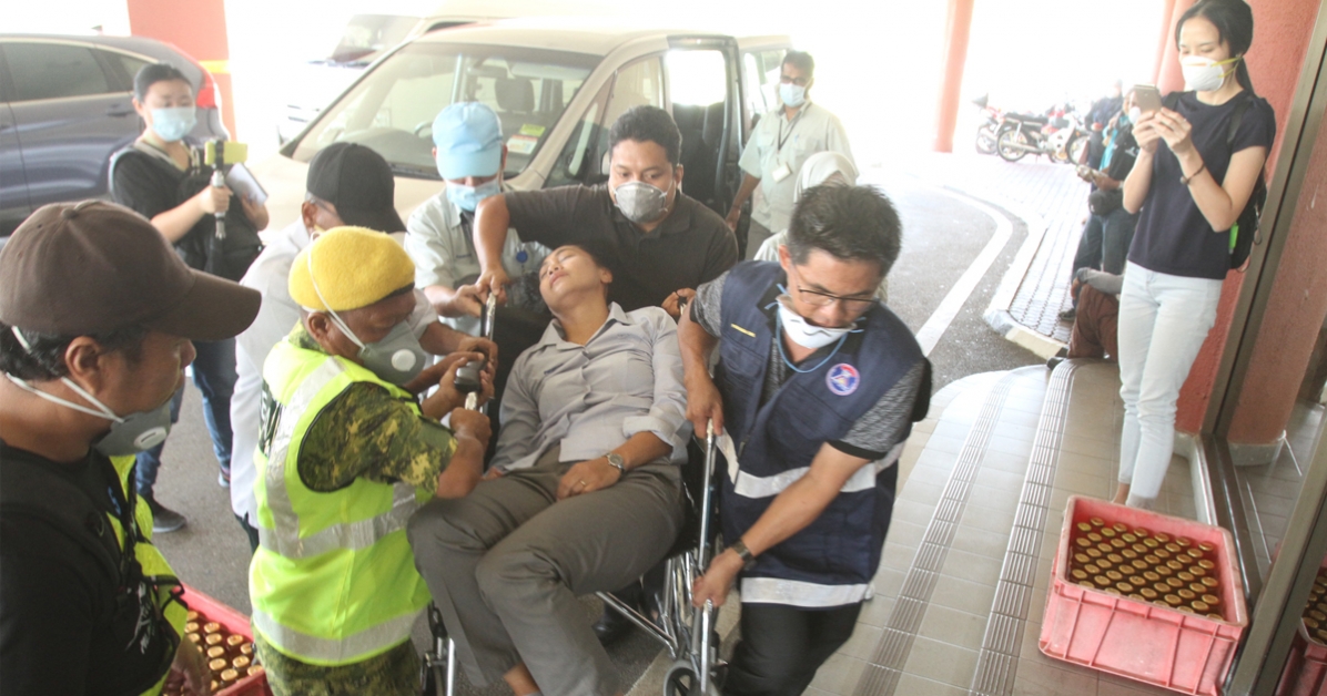 周五上午又有不少晕眩及四肢无力的病患,被送往巴西古当室内体育馆接受治疗。