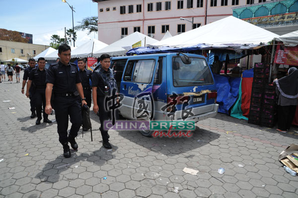 警员在场驻守站岗,维持安全。