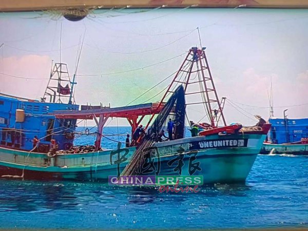 一艘越南渔船由后猛追一度就要靠近本地渔船的紧张情况。(照片由林生昌提供。)