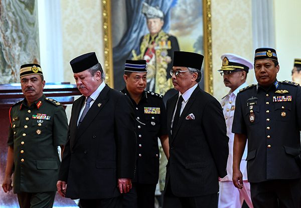 柔佛苏丹依布拉欣（左2）和苏丹阿都拉（右3）抵达国家王宫出席特别会议。